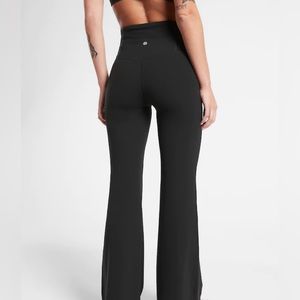 WOMENS ATHLETA SIZE SMALL BLACK ELATION FLARE LEGGINGS. NEW CONDITION!!!